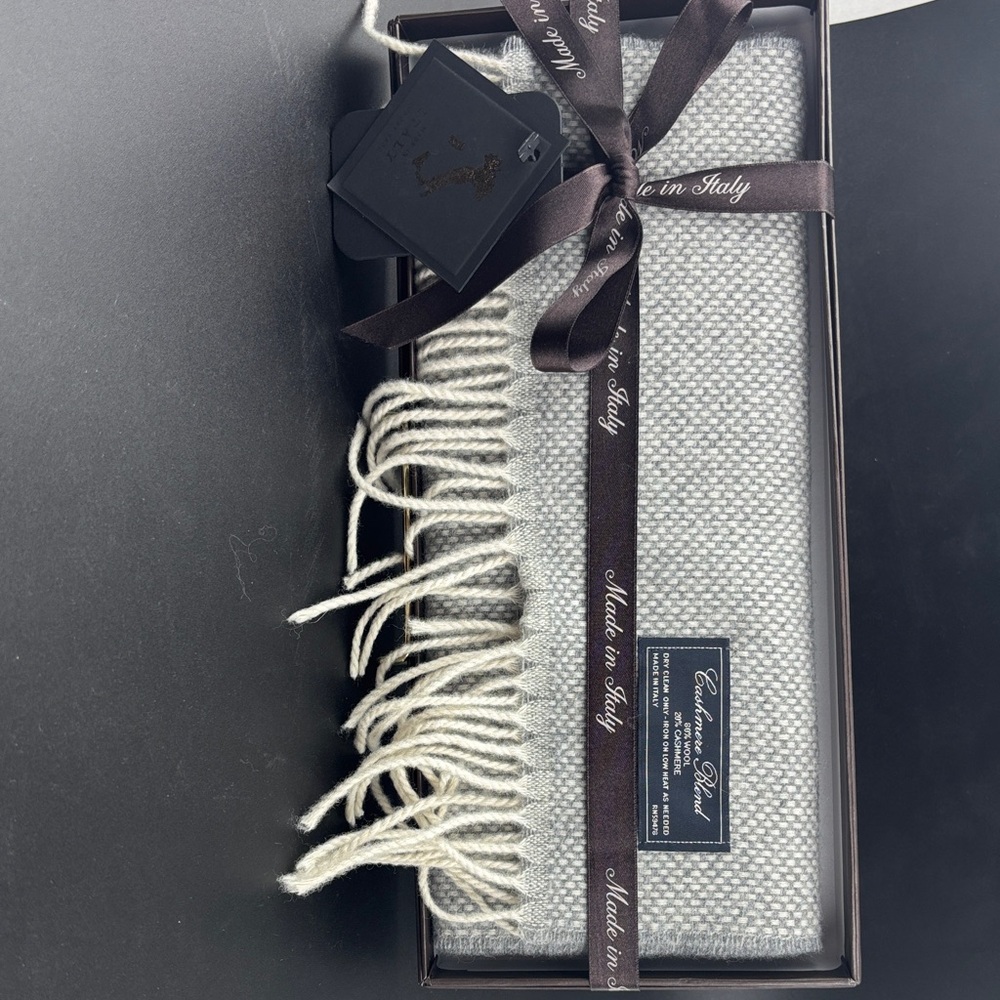 Elegant Gray Wool and Cashmere scarf